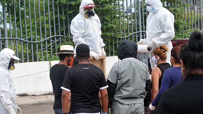 يصل أقارب شخص توفي بسبب الفيروس التاجي ، COVID-19 ، لاستلام رفاته في مشرحة المستشفى العام Guasmo Sur في Guayaquil ، الإكوادور